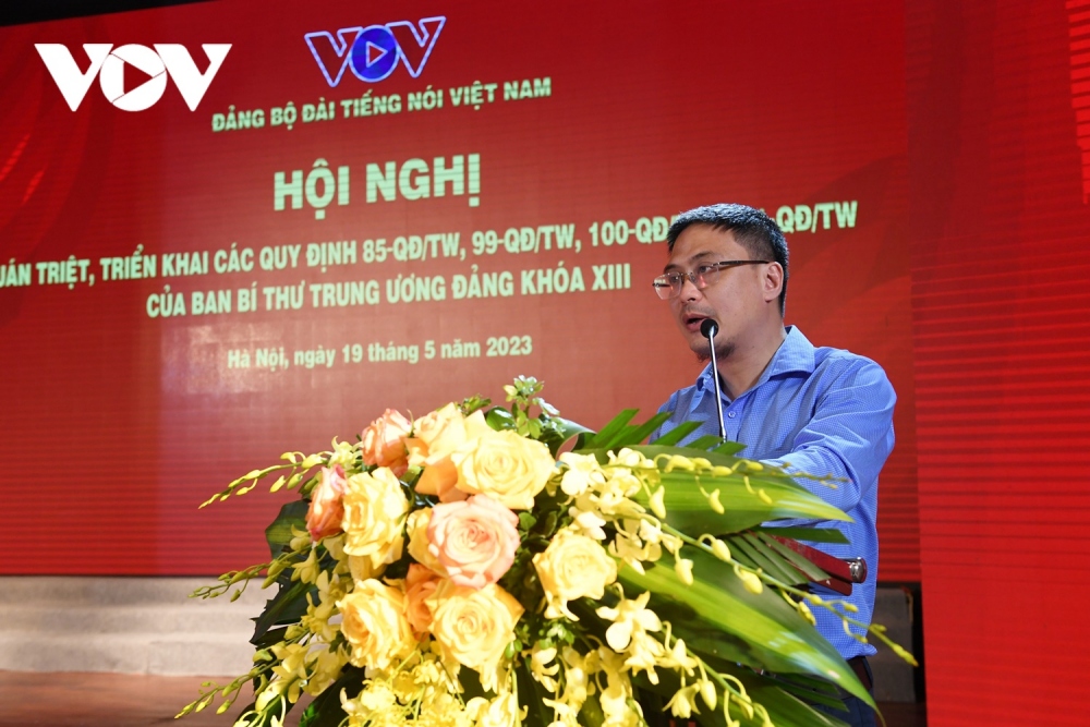 Nhà báo Nguyễn Vũ Duy - Trưởng ban Tuyên giáo Đảng ủy Đài Tiếng nói Việt Nam, Trưởng ban Thời sự VOV1 trình bày nội dung các Quy định 85-QĐ/TW, 99-QĐ/TW, 100-QĐ/TW và 101-QĐ/TW của Ban Bí thư Trung ương Đảng khóa XIII tại hội nghị 