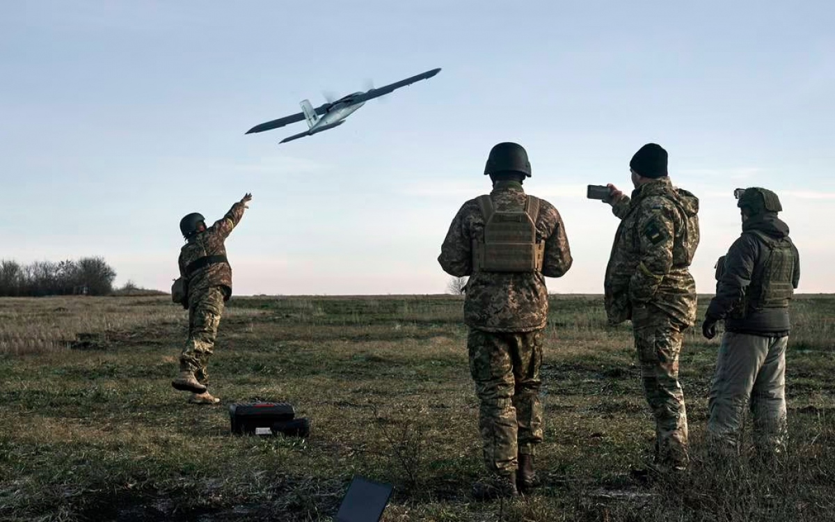 Lính Ukraine phóng UAV về phía vị trí quân Nga. Ảnh: AP.