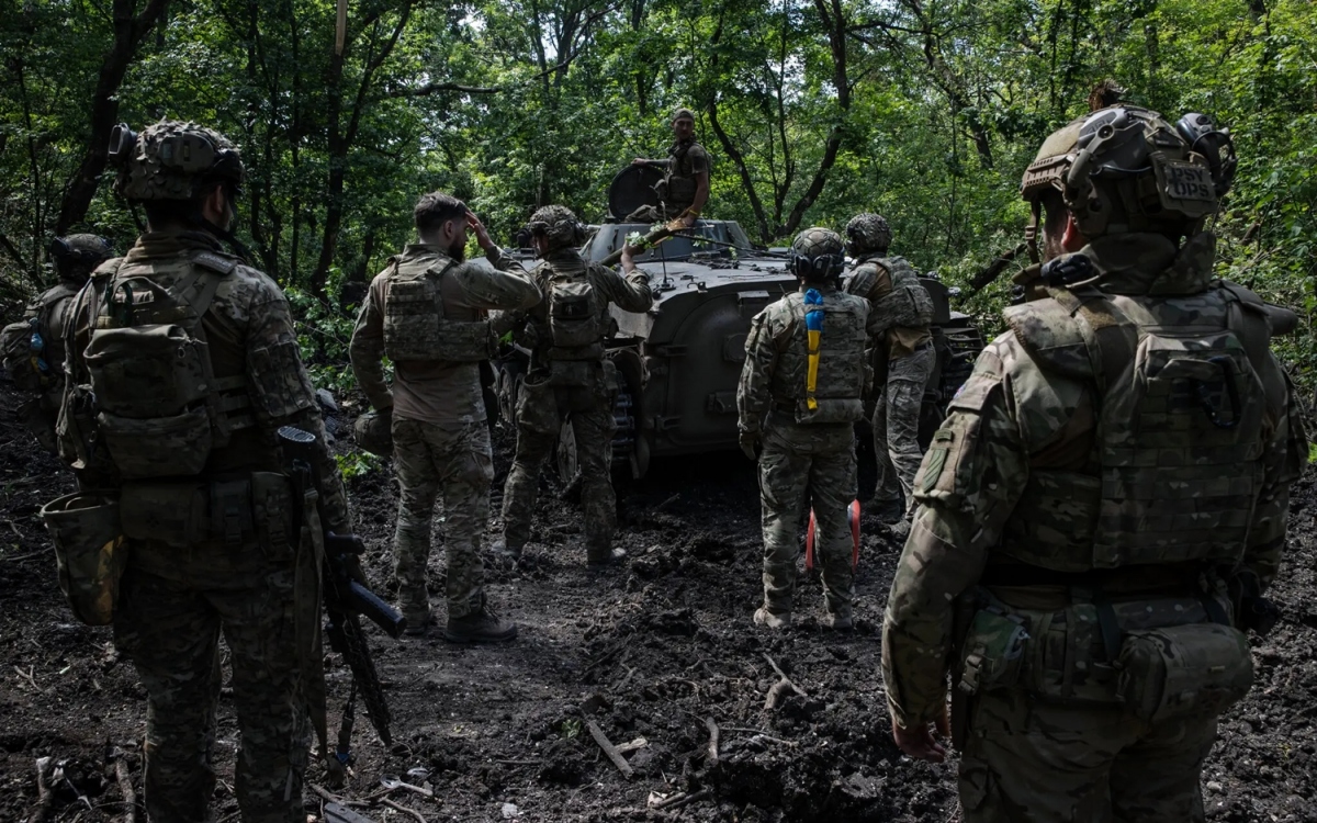 Lính Ukraine bên xe thiết giáp. Ảnh: Nytimes.