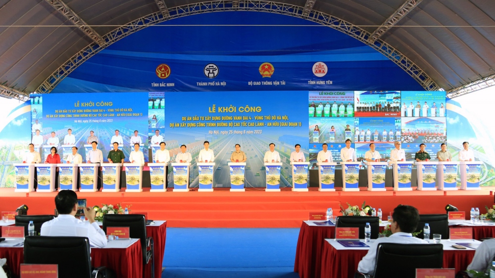 Cùng với các dự án giao thông quan trọng được hoàn thành, năm 2023, Thành phố Hà Nội cũng có nhiều tuyến đường giao thông quan trọng được khởi công xây dựng. Đáng chú ý, tuyến đường Vành đai 4- Vùng Thủ đô Hà Nội được khởi công ngày 25/6.