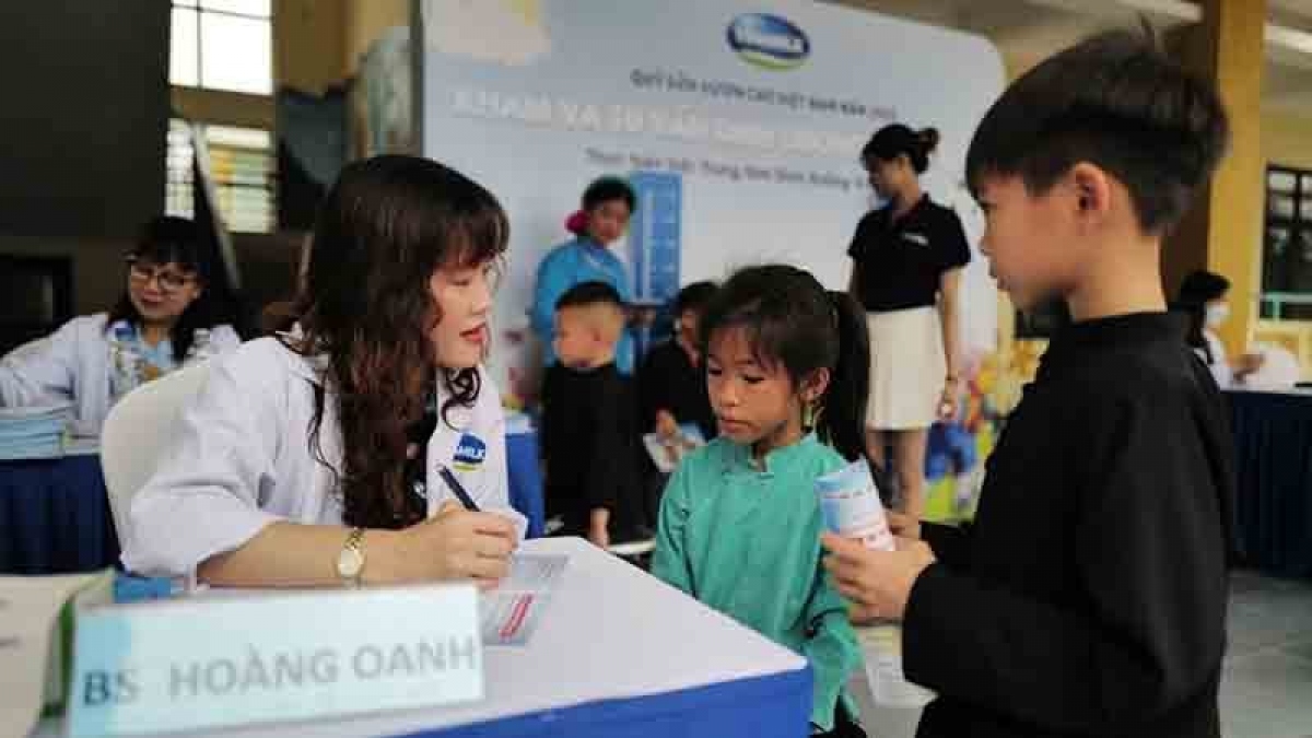 Các bác sĩ Trung tâm Dinh dưỡng Vinamilk khám và tư vấn dinh dưỡng cho các em học sinh Trường Tiểu học Húc Động.