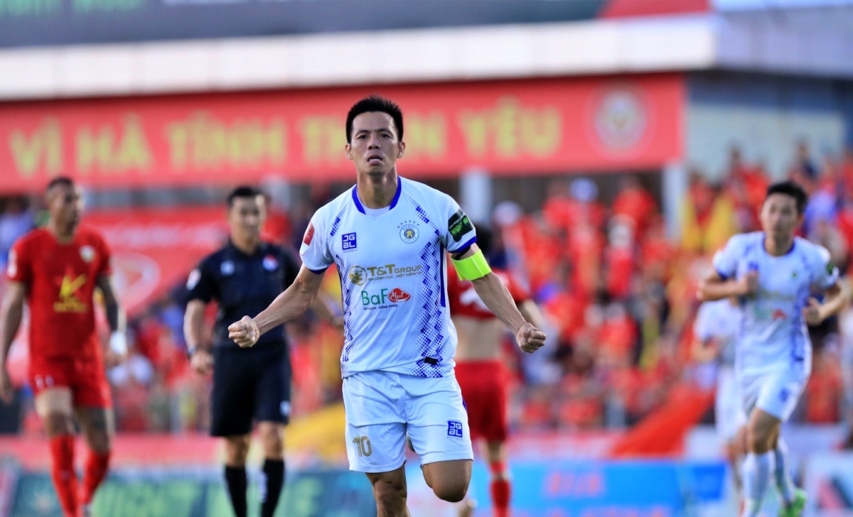 Hà Nội FC bị Hà Tĩnh cầm hòa 2-2 dù Văn Quyết tỏa sáng rực rỡ (Ảnh: Hoài Thương)