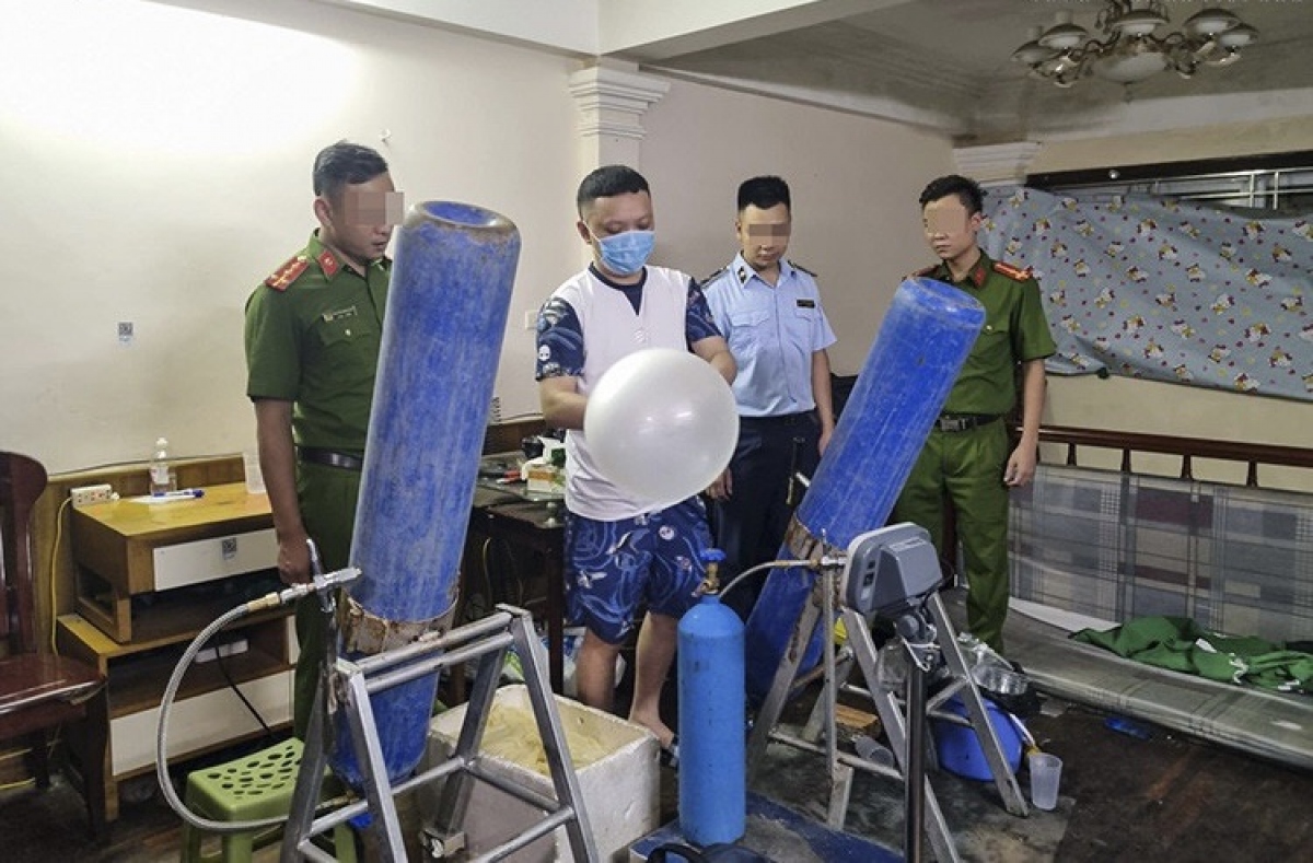 Lực lượng chức năng kiểm tra số lượng bình khí N20 trái phép