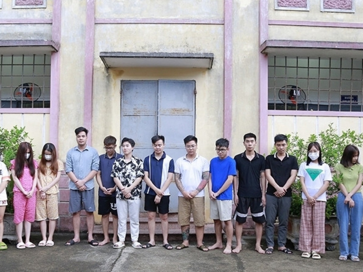 16 đối tượng bị Công an huyện Thạch Hà khởi tố vì tội lừa đảo chiếm đoạt tài sản. Ảnh: Công an tỉnh cung cấp