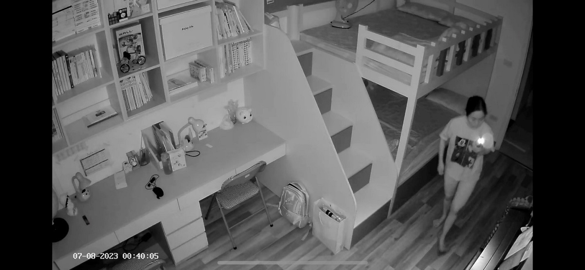 Đối tượng Kim Anh lẻn vào nhà chị Phương trộm cắp (Ảnh trích xuất từ Cloud Camera)