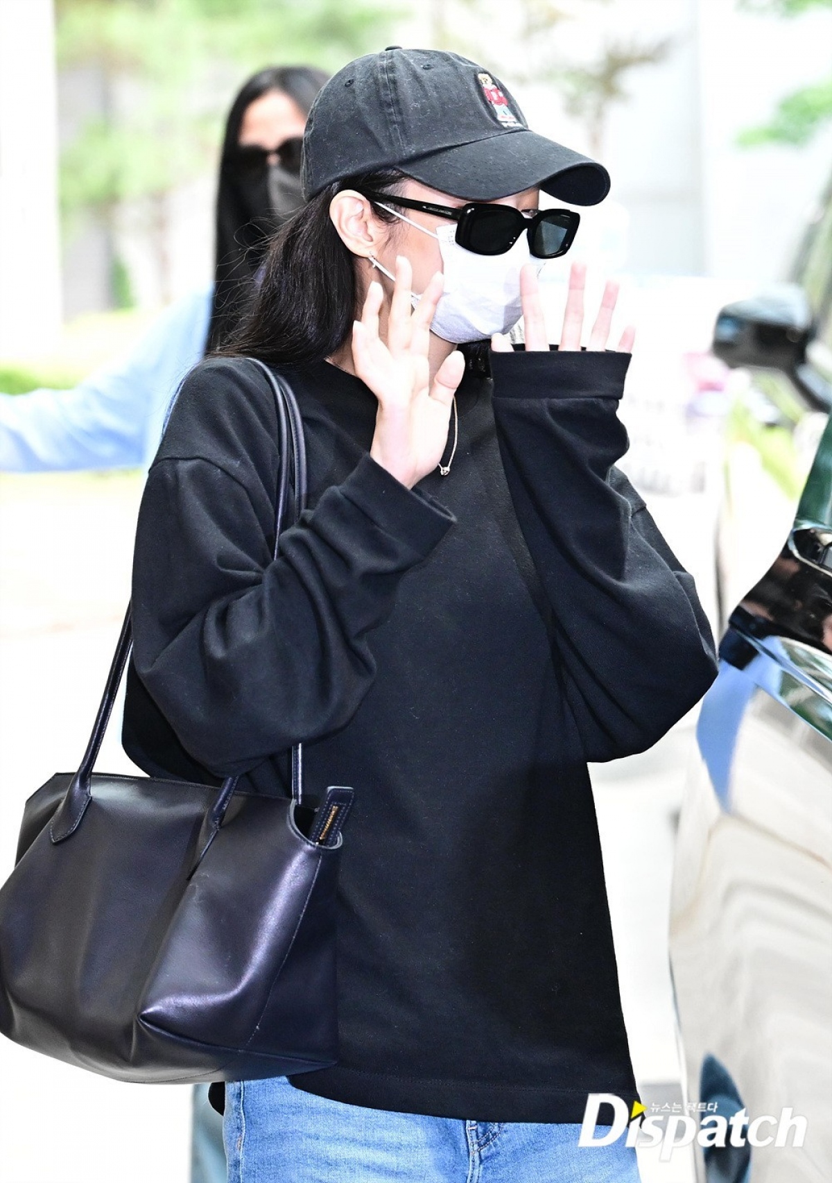 Jennie dường như né tránh ống kính phóng viên.