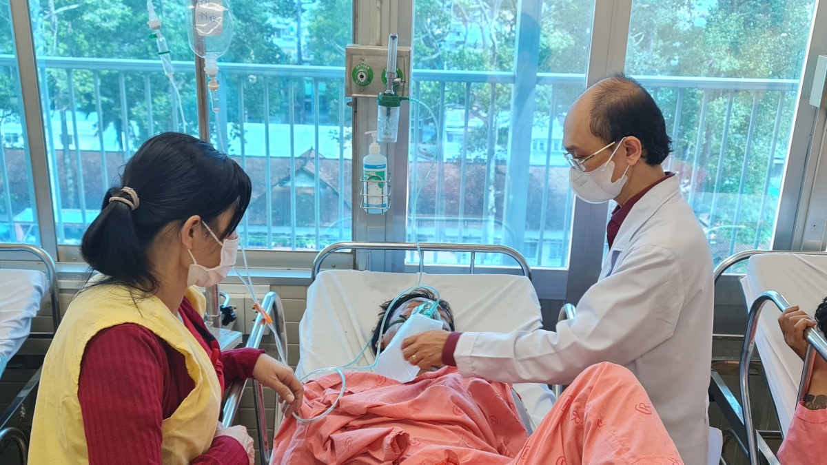 1 trong 4 nạn nhân ngạt khí bị suy hô hấp nặng phải thở oxy (Ảnh: Bệnh viện Chợ Rẫy)