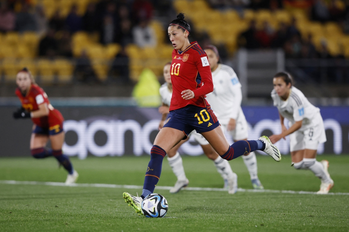 Jenni Hermoso đá hỏng quả penalty, bỏ lỡ cơ hội nâng tỷ số lên 4-0 cho ĐT nữ Tây Ban Nha. (Ảnh: Reuters).