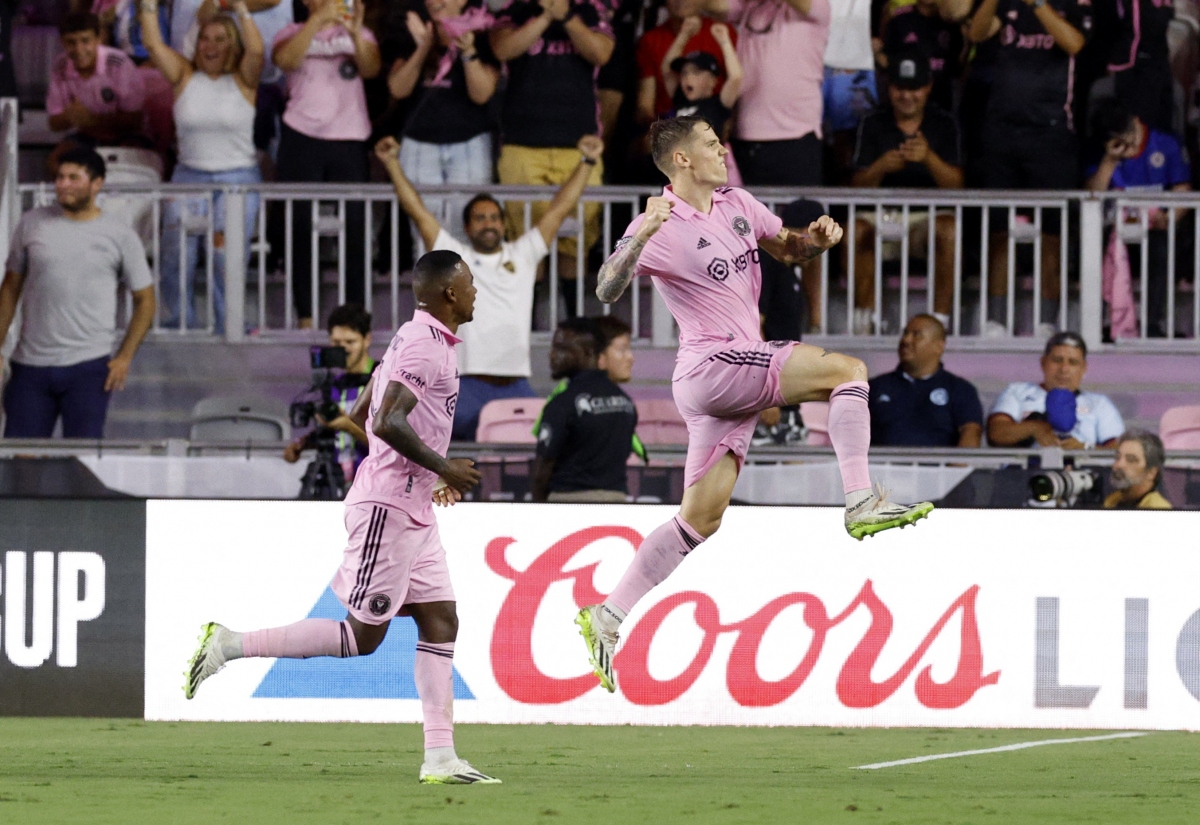 Khi Lionel Messi chưa ra sân, Inter Miami vượt lên dẫn trước ở phút 44 nhờ pha độc diễn của Robert Taylor.