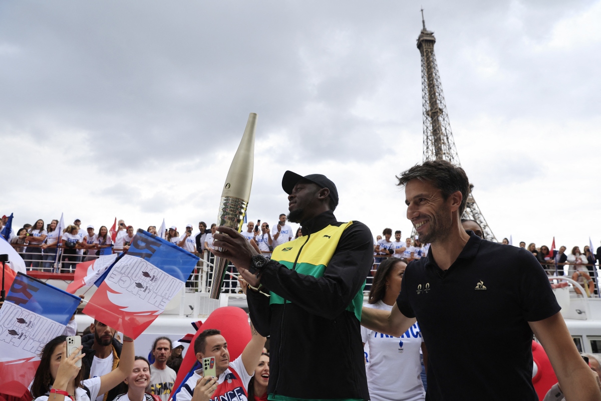 Lần đầu tiên ngọn đuốc Olympic cho Thế vận hội Olympic Paris 2024 được ra mắt trên sông Seine (Ảnh: Reuters).