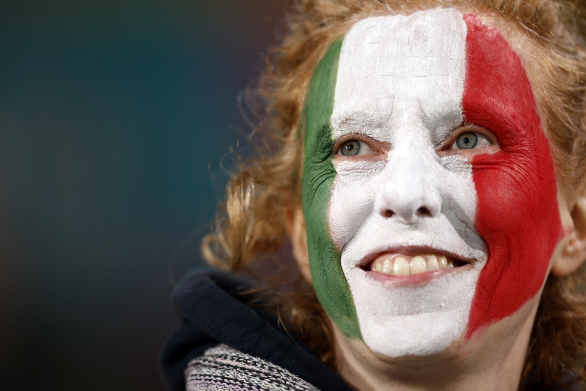 CĐV Italia và Thụy Điển có mặt rất sớm ở khán đài để cổ vũ cho đội nhà (Ảnh: Reuters)