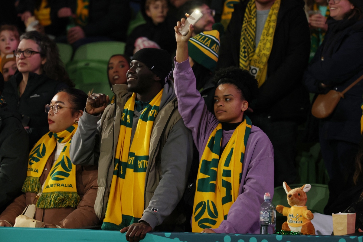 Niềm vui của các CĐV Australia trên khán đài. (Ảnh: Reuters). 