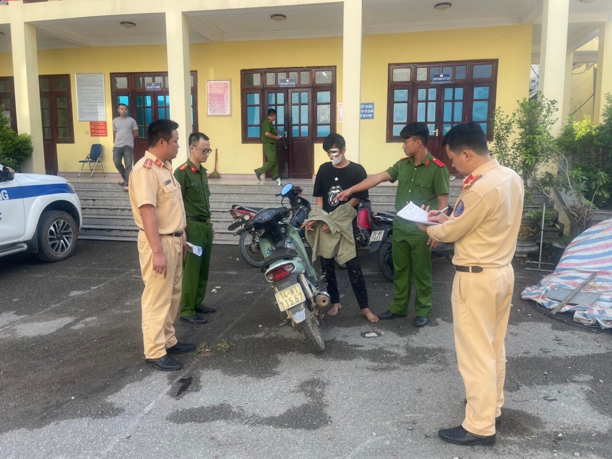 Công an huyện Ba Chẽ bàn giao đối tượng và tang vật cho Công an huyện Tiên Yên (ảnh: Công an huyện Ba Chẽ)