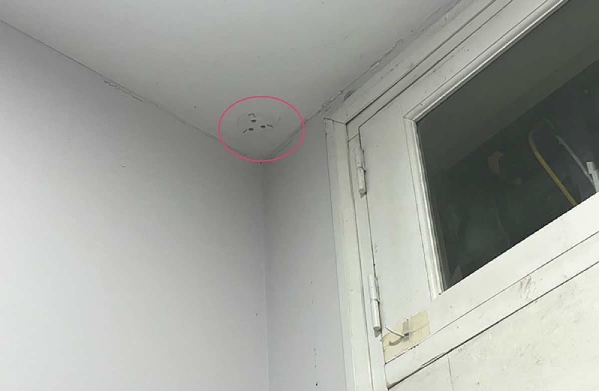 Dù đã phi tang camera (vòng tròn đỏ) nhằm che giấu hành vi nhưng đối tượng vẫn sa lưới nhờ dữ liệu lư trên "Cloud Camera".