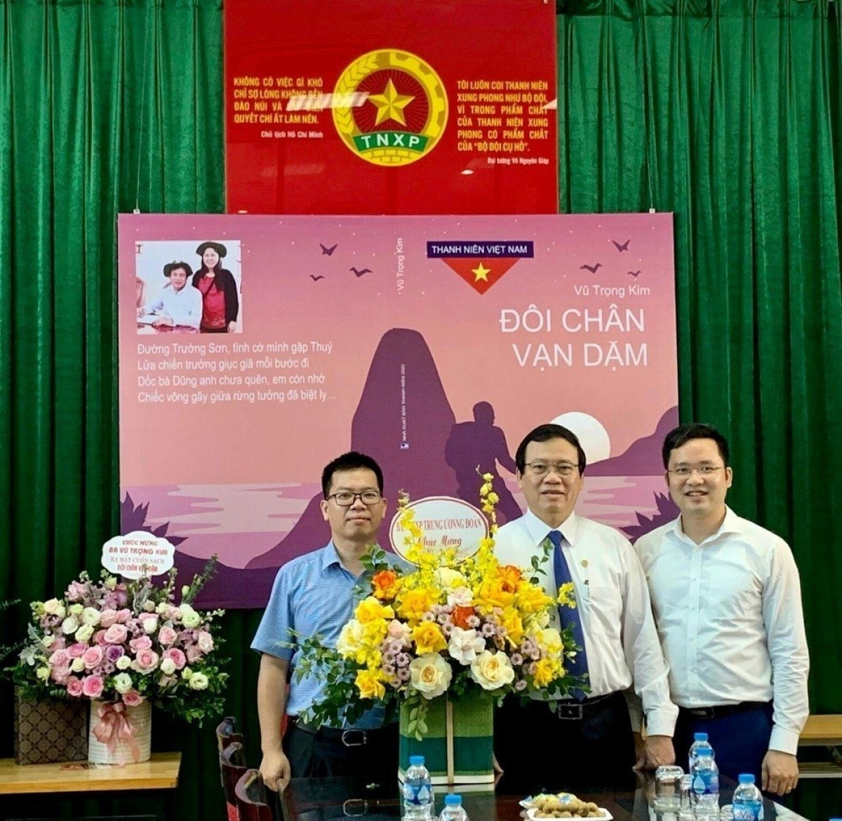 Tác giả Vũ Trọng Kim ( giữa) trong buổi ra mắt sách "Đôi chân vạn dặm".