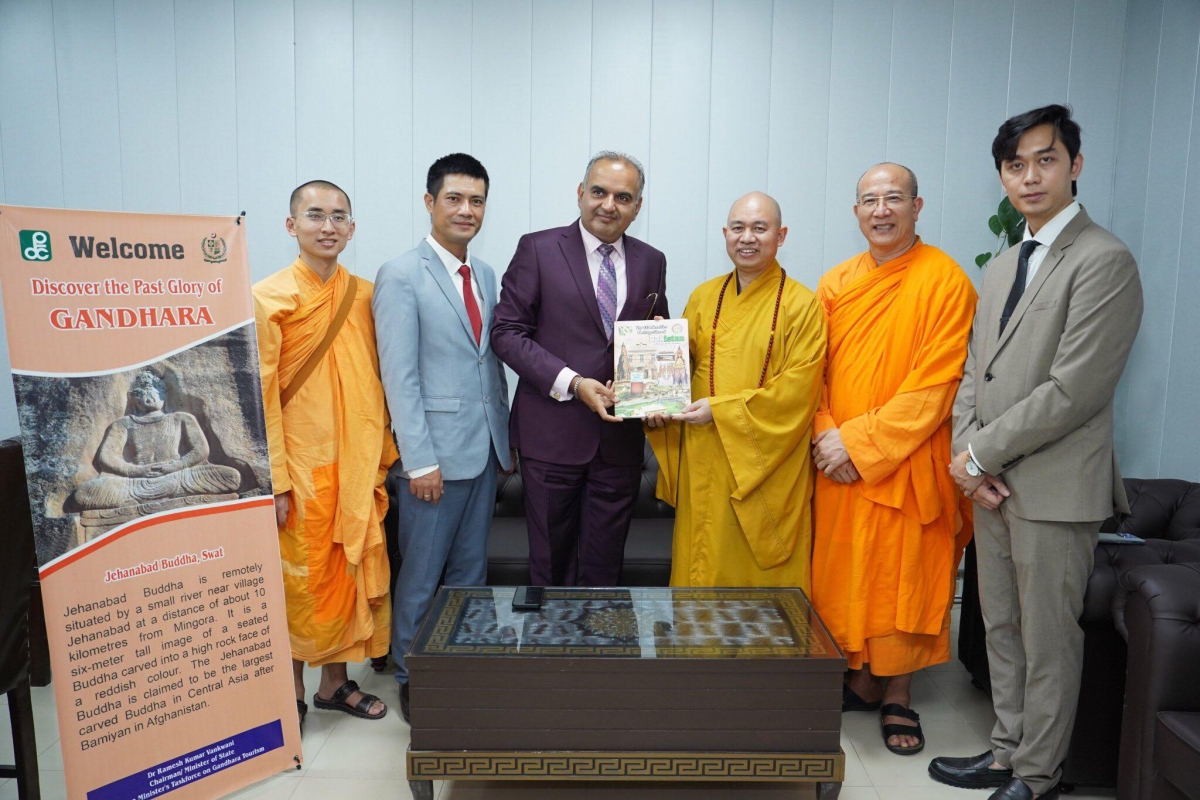 Thượng tọa Thích Đức Thiện tiếp xúc song phương với Bộ trưởng, Quốc vụ khanh đặc phái viên của Thủ tướng Pakistan. Tham dự đoàn Việt Nam có Đại sứ Việt Nam tại Pakistan Nguyễn Tiên Phong; Đại đức Thích Trúc Thái Minh, Phó ban Ban Phật giáo Quốc tế Trung ương GHPGVN.