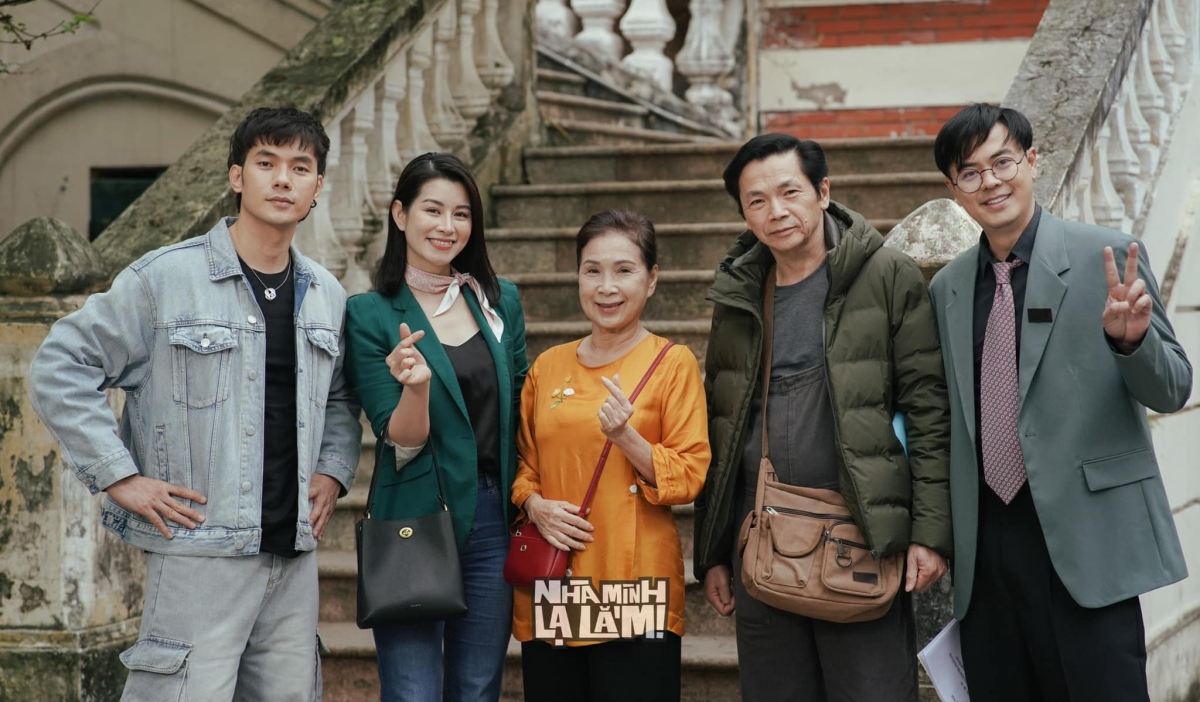 Dàn diễn viên phim "Nhà mình lạ lắm!"