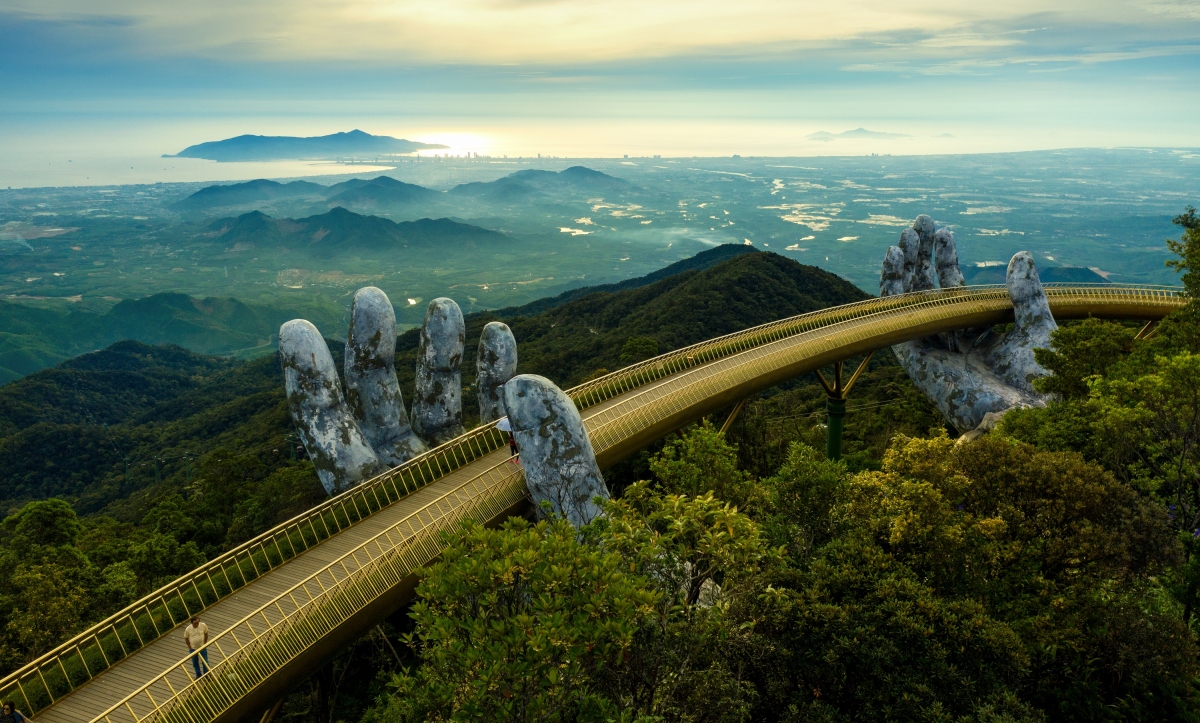 Cầu Vàng tại Sun World Ba Na Hills là điểm đến không thể bỏ qua của du khách.