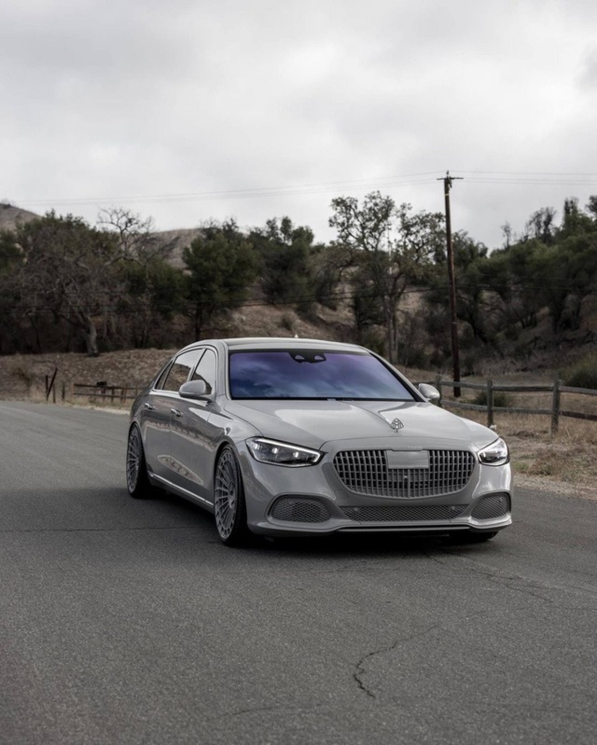 Sau khi mua Mercedes-Benz Maybach S580, Kim Kardashian thậm chí còn chi thêm 100.000 USD để sơn lại màu xám theo sở thích: "Tôi yêu mọi thứ về chiếc xe này. Tôi cực kỳ thích màu xám, siêu xe của tôi cũng phải như vậy".
