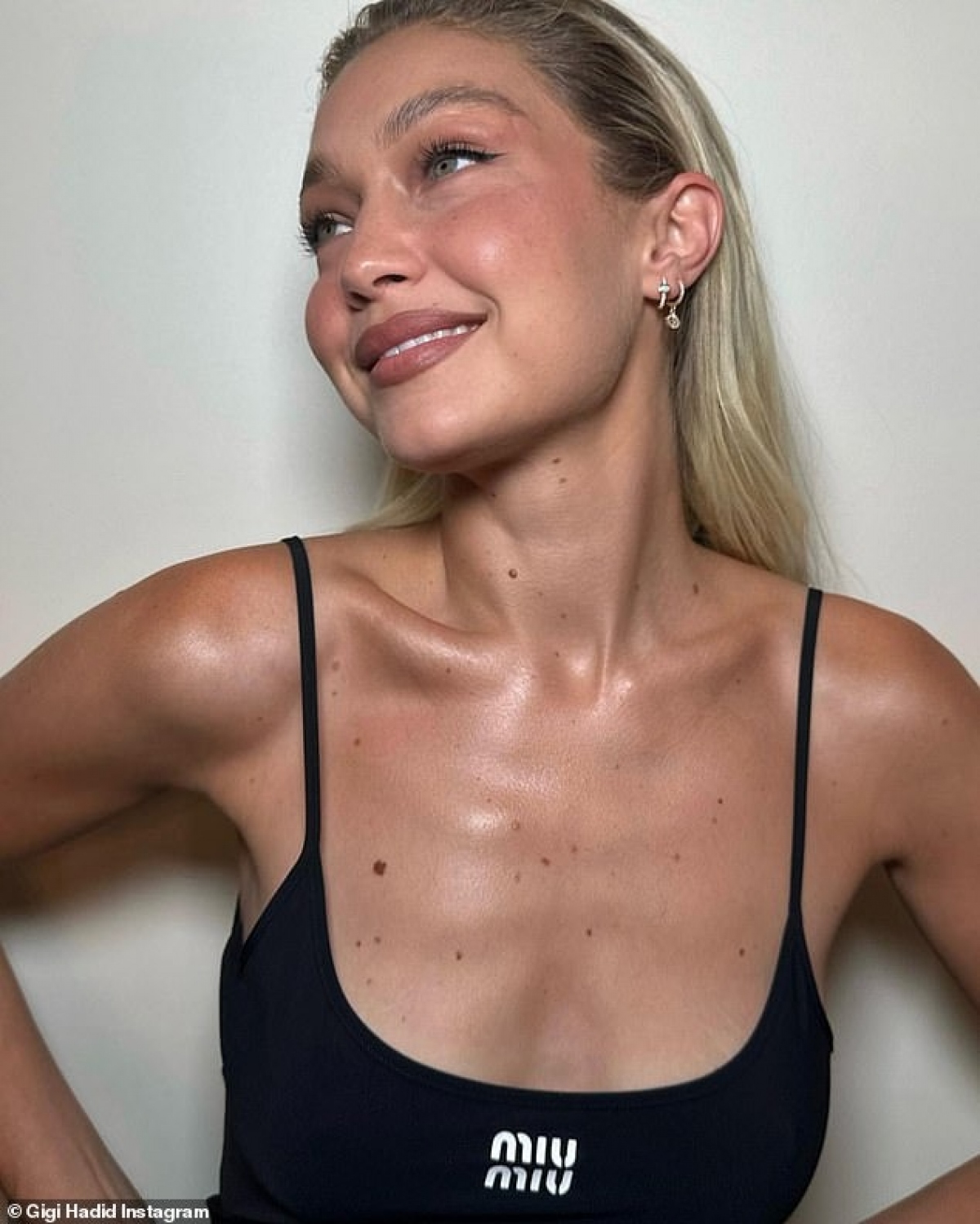 Trước đó, Gigi Hadid gây chấn động làng giải trí khi bị bắt và bị buộc tội tàng trữ cần sa.