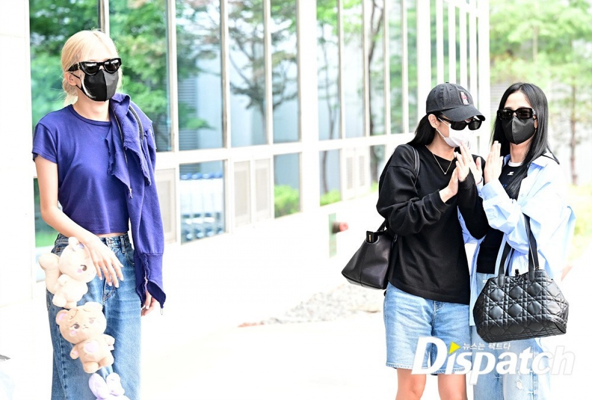 Jisoo, Jennie và Rosé rời sân bay quốc tế Gimpo về nhà nghỉ ngơi sau chuyến lưu diễn tại Việt Nam.