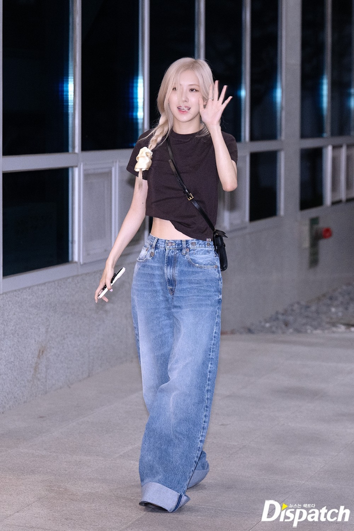 Cũng chọn áo phông và quần jean phom rộng, Rosé cá tính và hiện đại hơn Jisoo với chi tiết cắt cúp ở chân áo, để lộ vòng eo "con kiến".