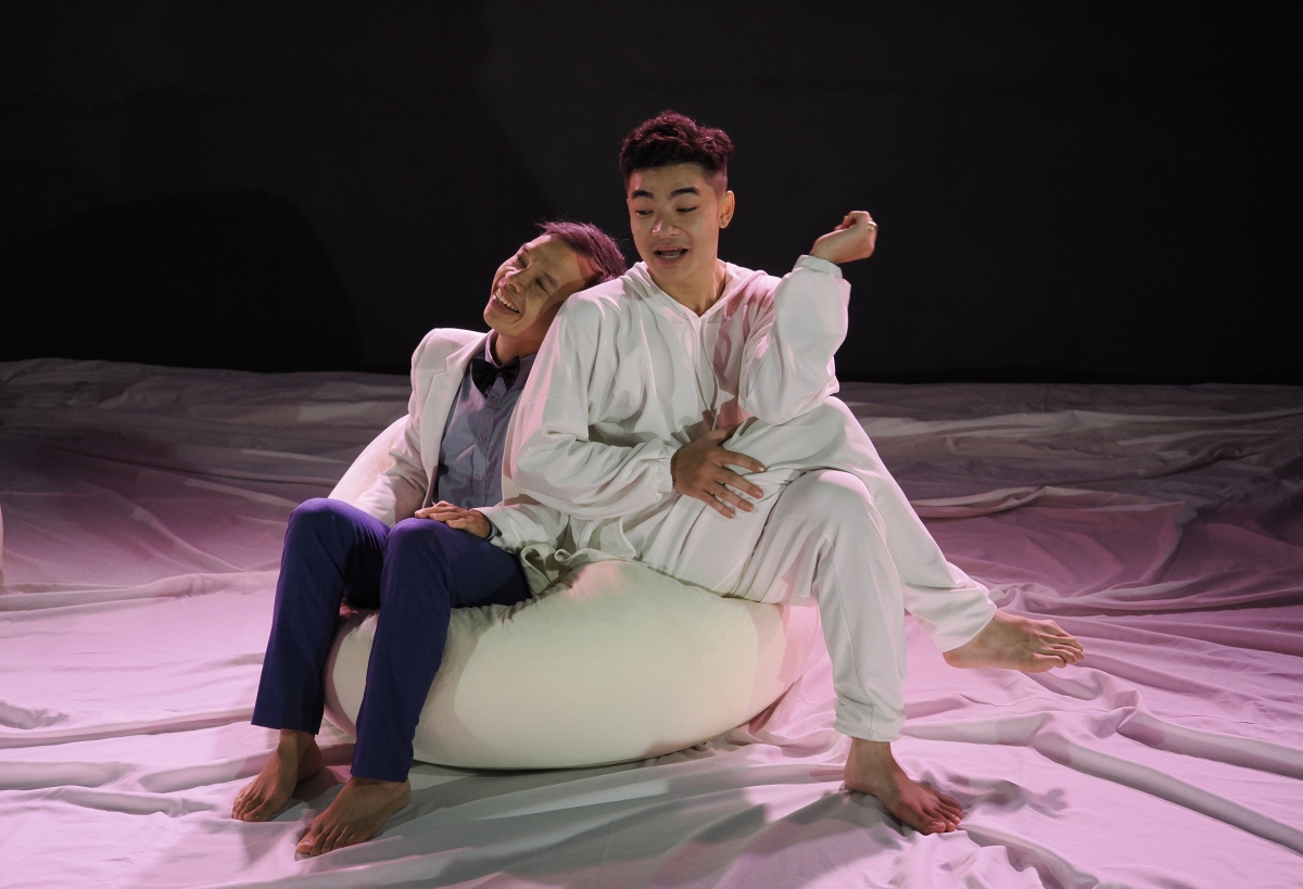 Phong cách kịch Lê Hoàng, hiện đại, phóng khoáng, thông minh, giễu nhại.