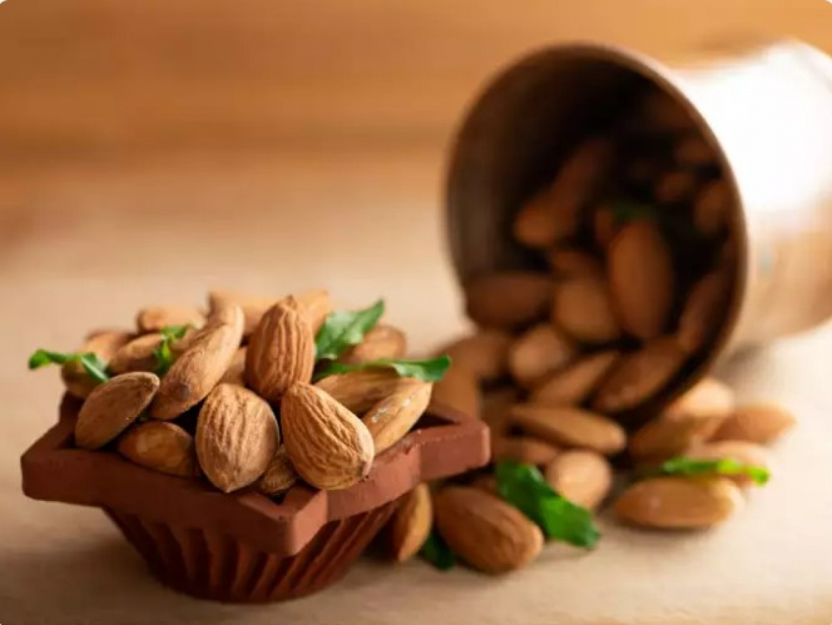 Hạnh nhân: Hạnh nhân giàu chất dinh dưỡng và là nguồn protein dồi dào. Các chất dinh dưỡng trong hạnh nhân có thể ngăn ngừa ung thư, ổn định xương, tăng cường sức khỏe tim mạch, v.v. Hạnh nhân có hương vị hơi ngọt và hấp dẫn nên được chế biến trong nhiều các món ăn khác nhau.