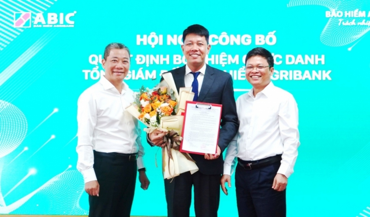 Ông Nguyễn Hồng Phong (đứng giữa) nhận nhiệm vụ Tổng Giám đốc Công ty Bảo hiểm Agribank