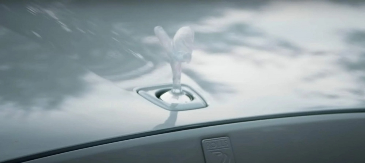 Ngôi sao nước Mỹ bật mí, cô đã đính pha lê ở mặt trước của chiếc Rolls-Royce Ghost thay vì phiên bản bình thường của dòng Roll-Royce: "Chiếc Rolls-Royce của tôi cũng có màu xám và đính pha lê. Tôi làm vậy vì nghĩ đó là điều độc đáo".