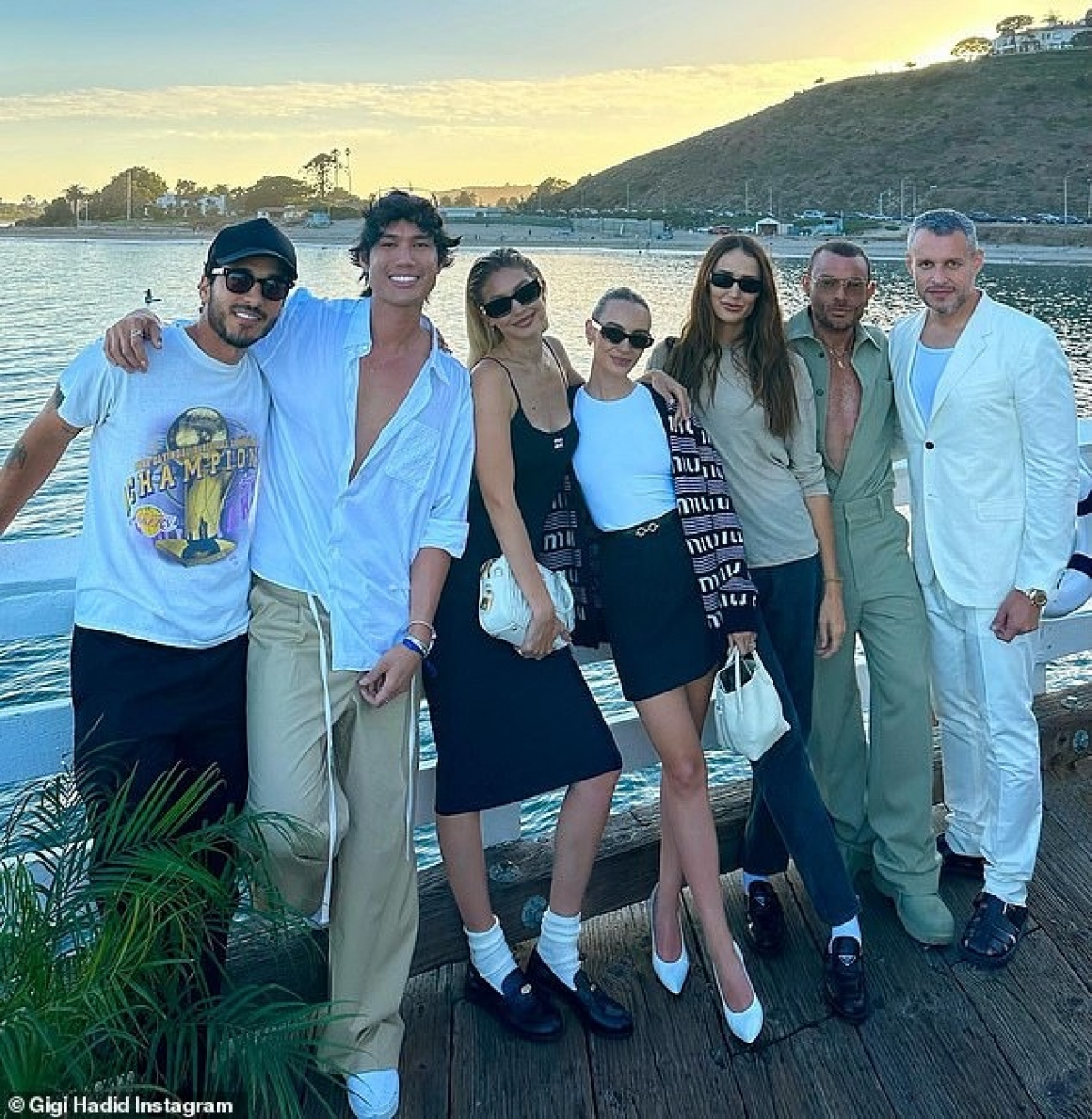 Về đời tư, Gigi Hadid có một cô con gái 2 tuổi với ca sĩ Zayn Malik. Tuy nhiên, cặp đôi này đã chia tay hai năm trước vì mâu thuẫn cá nhân. Hiện tại, nữ siêu mẫu đang vướng tin đồn hẹn hò với tài tử Leonardo DiCaprio.