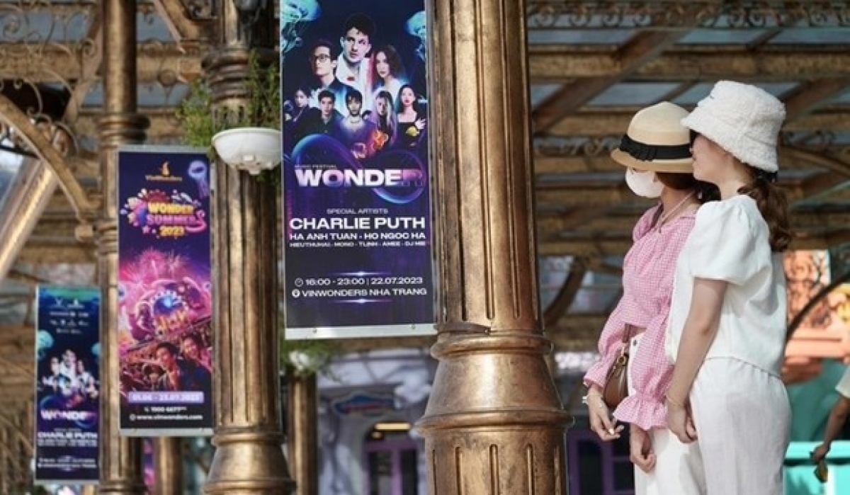 Visitors to the Vinpearl Nha Trang complex, the venue of the 8Wonder Music Festival on July 22 evening. (Photo: tuoitre.vn)