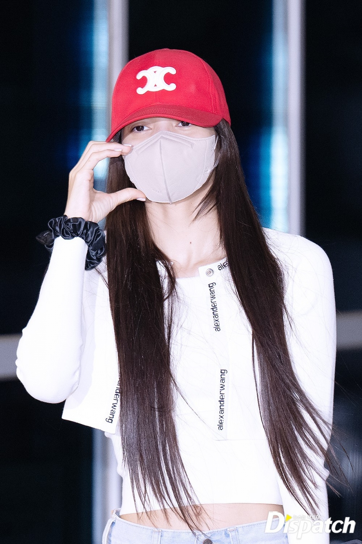 Khuôn mặt che kín bởi khẩu trang nhưng không che được sự vui vẻ và đáng yêu của giọng ca "Lalisa".