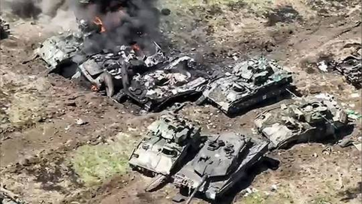 Các xe tăng Leopard 2 và xe chiến đấu bộ binh Bradley bị phá hủy. Ảnh: Bộ Quốc phòng Nga