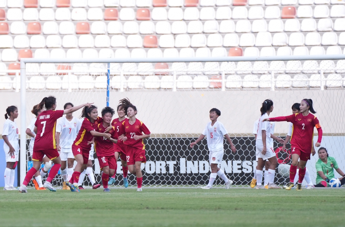 Vietnam vs Myanmar at 2023 AFF U19 Women's Championship: Minh Chuyen earns an equalizer for Vietnam with the header in the first half. (Photo: VFF)