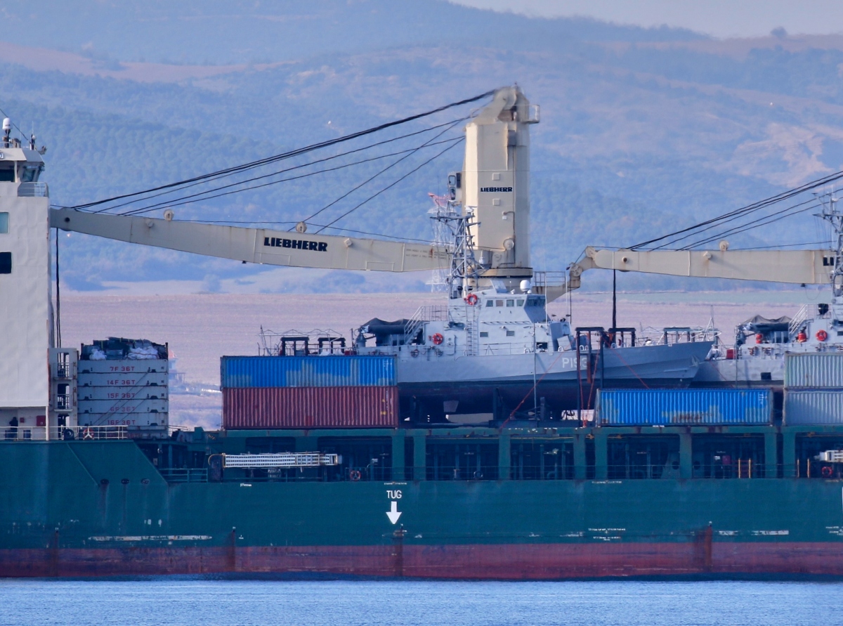 Tàu chở hàng Ocean Grand treo cờ Mỹ, chở theo 2 tàu tuần duyên trên Biển Đen ở Canakkale, Thổ Nhĩ Kỳ. Ảnh: Reuters