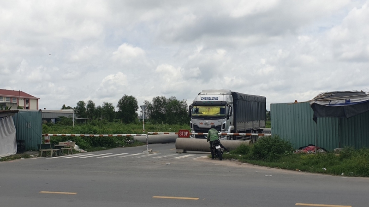 Bãi đất trống nơi phát hiện thi thể người đàn ông đang bị phong tỏa (ảnh: ĐC)