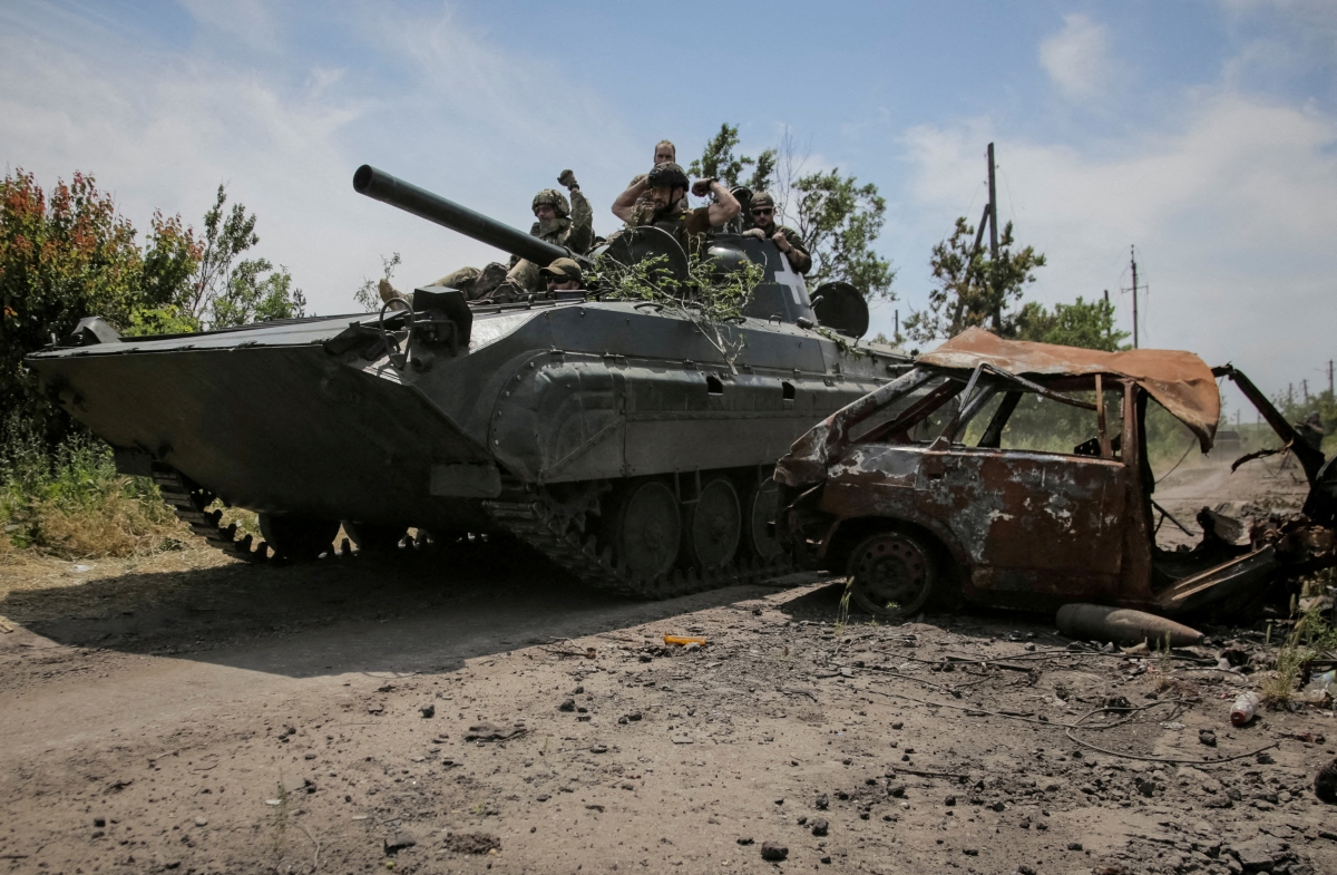 Quân đội Ukraine lái xe chiến đấu bộ binh BMP-1 ở làng Neskuchne, Donetsk. Ảnh: Reuters