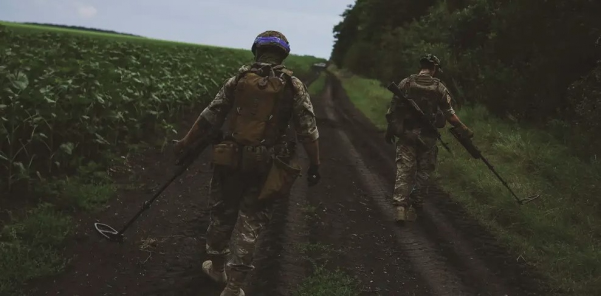 Quân đội Ukraine rà phá mìn ở Donetsk. Ảnh: Getty