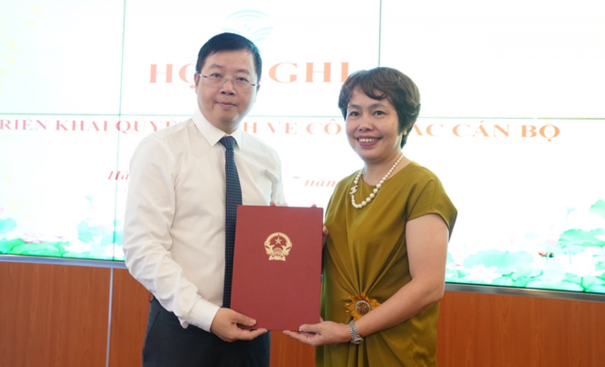 Thứ trưởng Bộ TT-TT Nguyễn Thanh Lâm trao quyết định bổ nhiệm cho bà Đặng Thị Phương Thảo. Ảnh: Báo Thanh niên