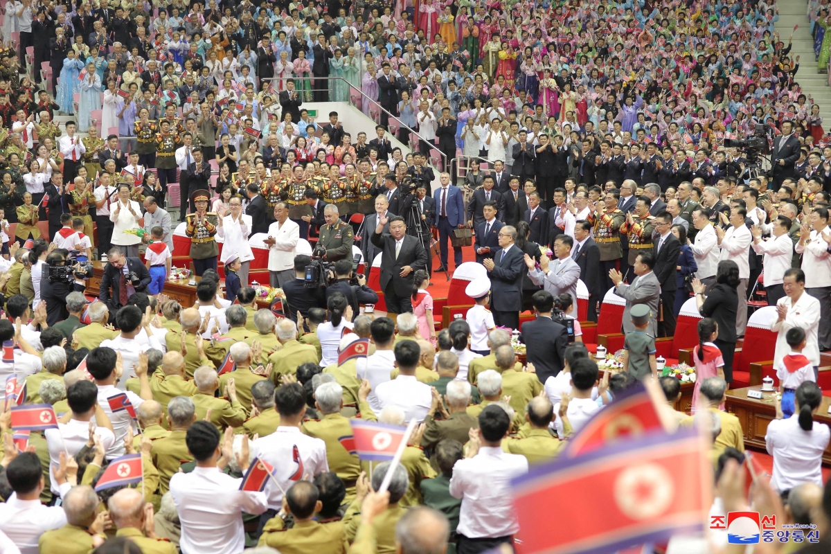 Nhà lãnh đạo Triều Tiên Kim Jong Un cùng với Bộ trưởng Quốc phòng Nga Sergei Shoigu và Ủy viên Bộ Chính trị, Phó Ủy viên trưởng Ủy ban Thường vụ Đại hội đại biểu nhân dân toàn quốc (Phó Chủ tịch Quốc hội) Trung Quốc Lý Hồng Trung tham dự một sự kiện ở Bình Nhưỡng. Ảnh: Reuters