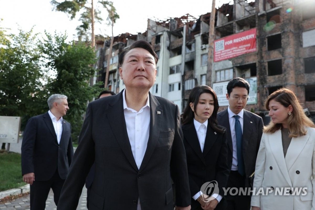 Tổng thống Hàn Quốc Yoon Suk Yeol trong chuyến thăm Ukraine ngày 15/7 (Ảnh: Yonhap).
