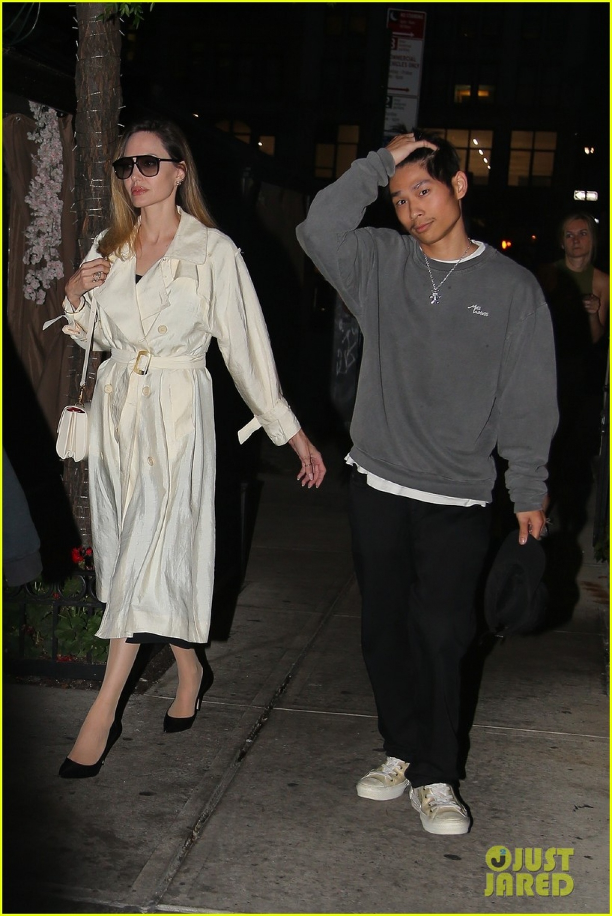 Mới đây, Angelina Jolie vui vẻ đi ăn tối cùng các con ở New York.