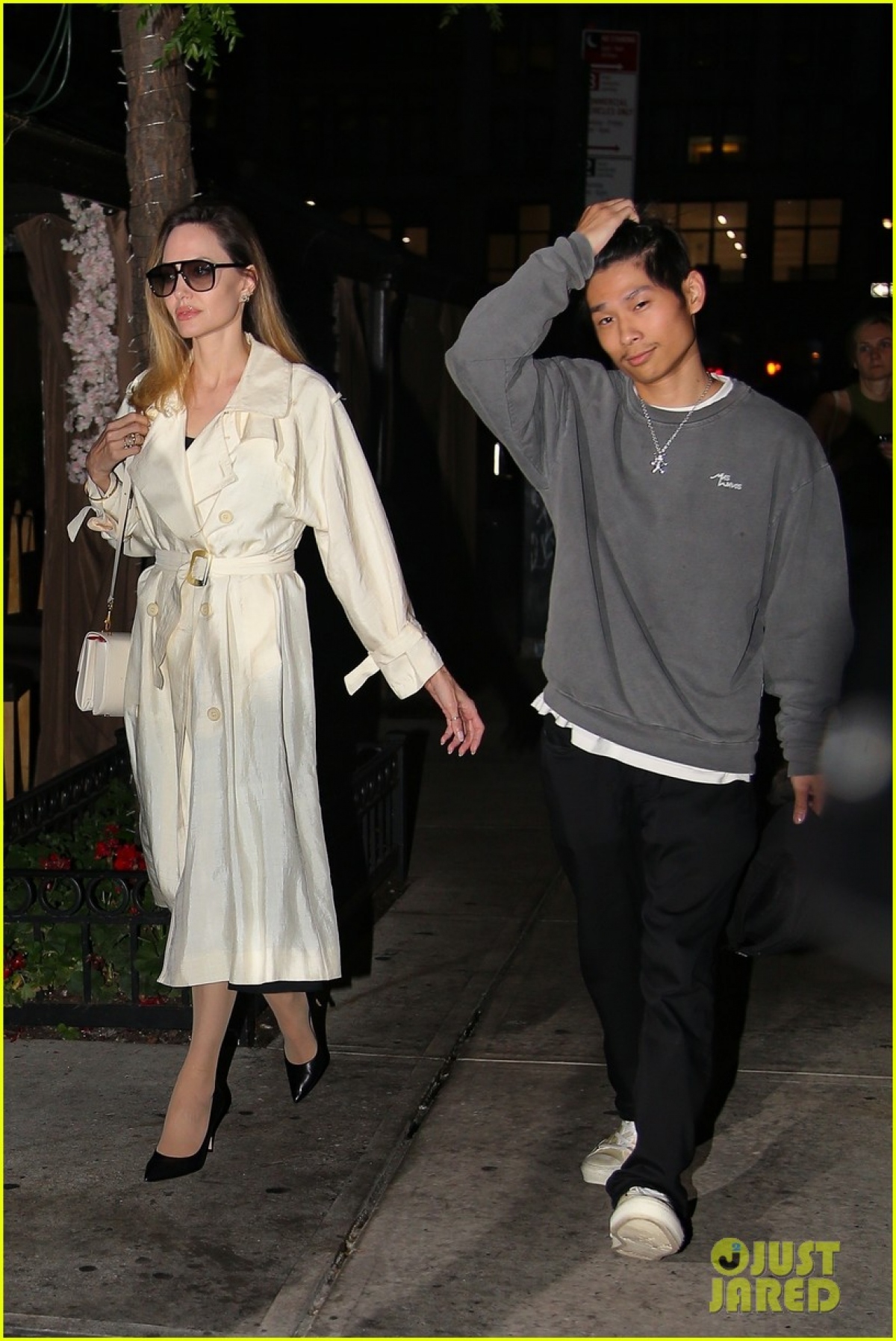Đại diện pháp lý của Angelina Jolie lúc đó cho biết nữ diễn viên có ngỏ ý bán lại cổ phần cho Brad Pitt nhưng thất bại. Tài tử buộc vợ cũ ký hợp đồng bảo mật không chia sẻ thông tin riêng tư về vụ việc nếu bán lại cổ phần nhà máy rượu.