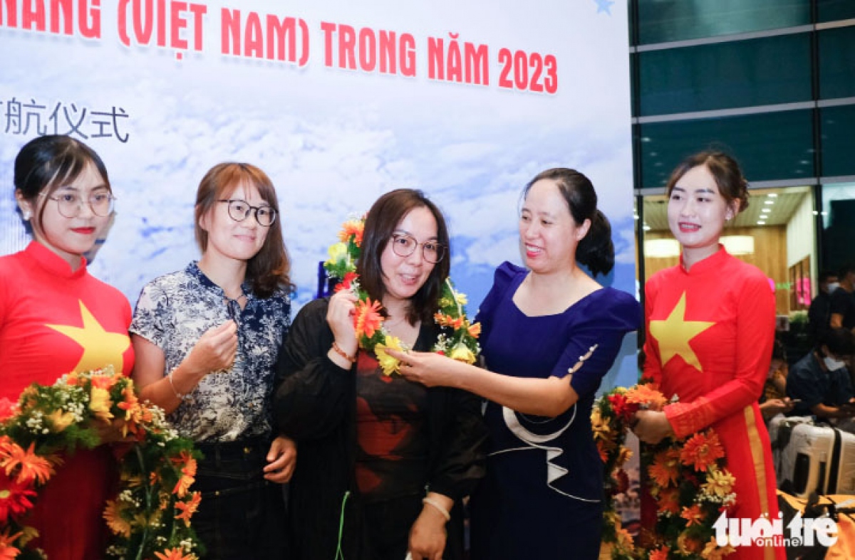 Guangzhou touirsts are welcomed at Da Nang International Airport (Photo: Tuoi Tre)