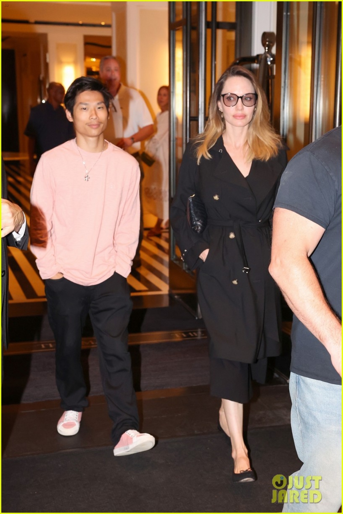 Angelina Jolie được nhìn thấy khi đang đi ăn tối cùng con trai Pax Thiên tại nhà hàng sang trọng ở New York, Mỹ.