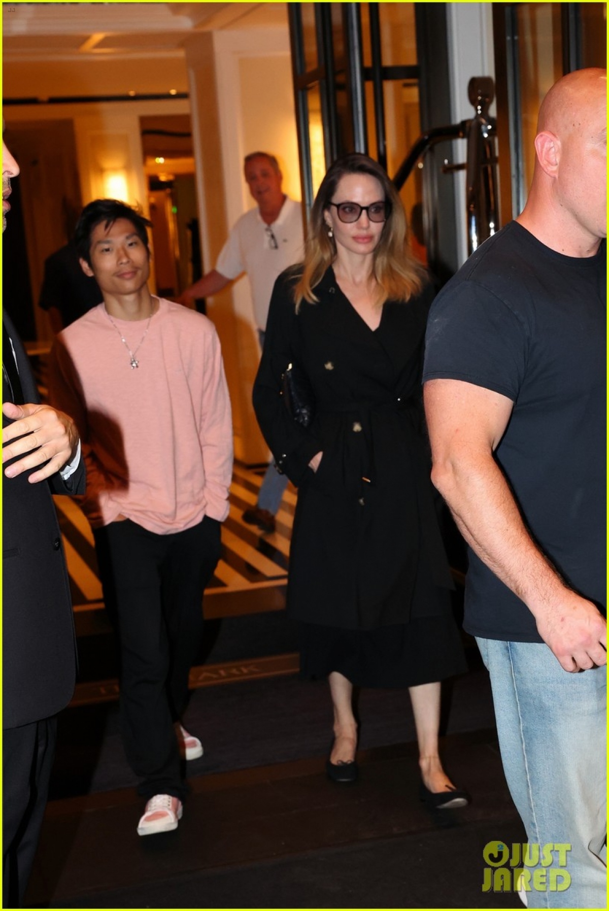 Pax Thiên cùng mẹ tới làm việc ở New York - nơi Angelina Jolie đặt trụ sở thương hiệu thời trang mới của cô mang tên Atelier Jolie.
