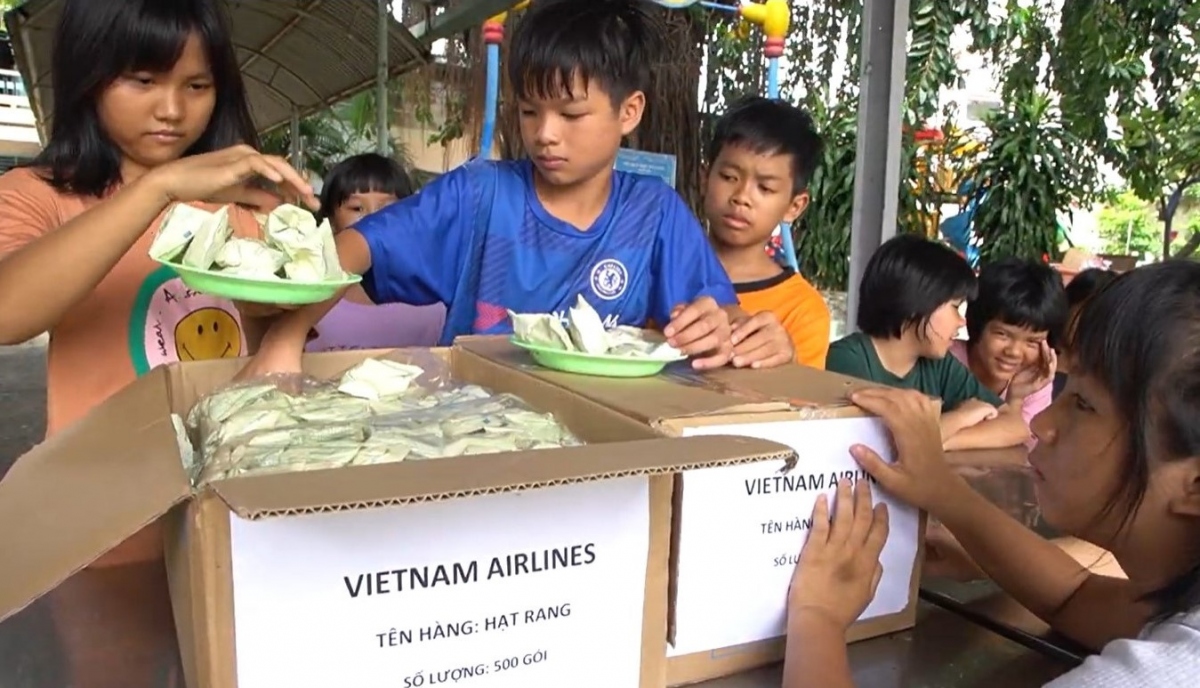 Tại TP.HCM, những suất ăn của Vietnam Airlines được VietHarvest trao tặng tới Trung tâm Công tác Xã hội Giáo dục Dạy nghề Thiếu niên TP.HCM