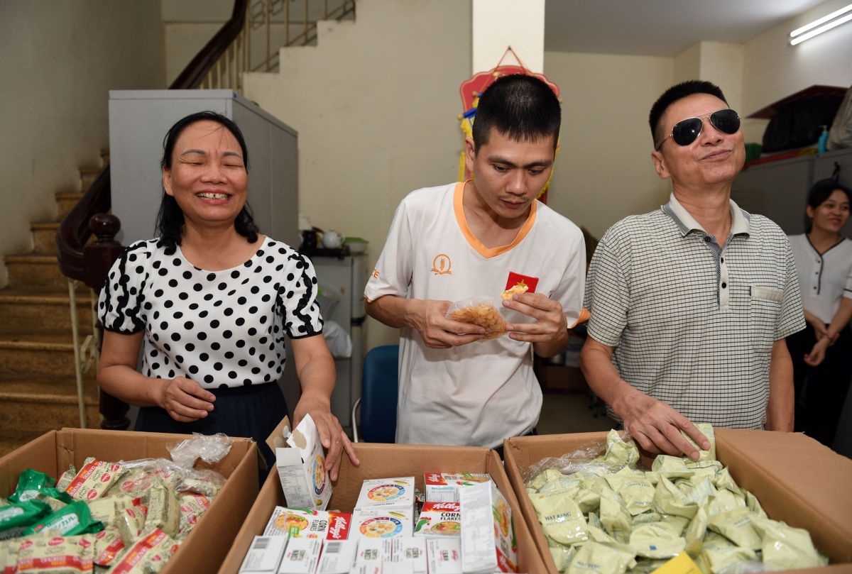 Tại Hà Nội, các suất ăn được quyên góp tới GLC Training Center - Tổ chức chuyên giúp đỡ người khó khăn, người vô gia cư, dạy học cho các trẻ em khó khăn