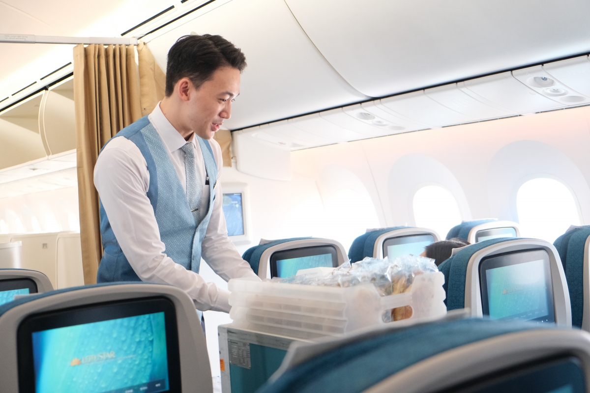 <a href="https://vov.vn/xa-hoi/vietnam-airlines-cung-saigontourist-quang-ba-diem-den-viet-nam-tai-nhat-ban-post1032217.vov" target="_blank">Các sản phẩm Vietnam Airlines</a> quyên góp là các thực phẩm khô chưa sử dụng trên chuyến bay và còn đảm bảo chất lượng như ngũ cốc khô, các loại bánh ăn nhẹ…
